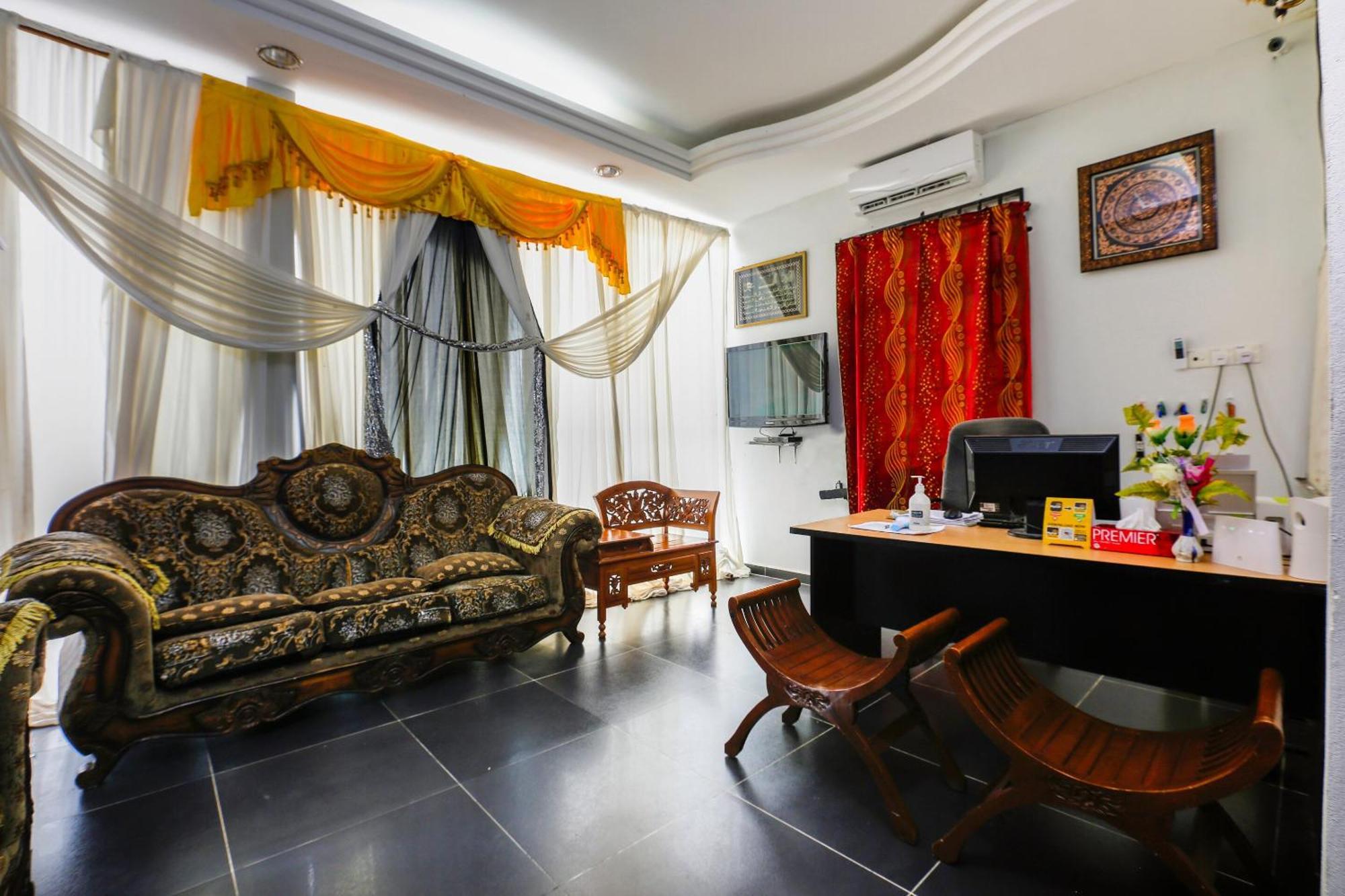 Oyo 89933 Nun Hotel Jeli Екстер'єр фото